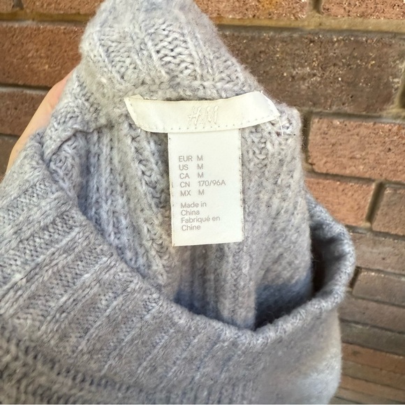 H&M Gray Cable Knit Crew Neck Sweater Size Medium - Picture 4 of 5